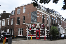 904384 Gezicht op het pand Poortstraat 35a (Bestaria Soen Wah) te Utrecht, op de hoek met de Palmstraat (links). Op de ...